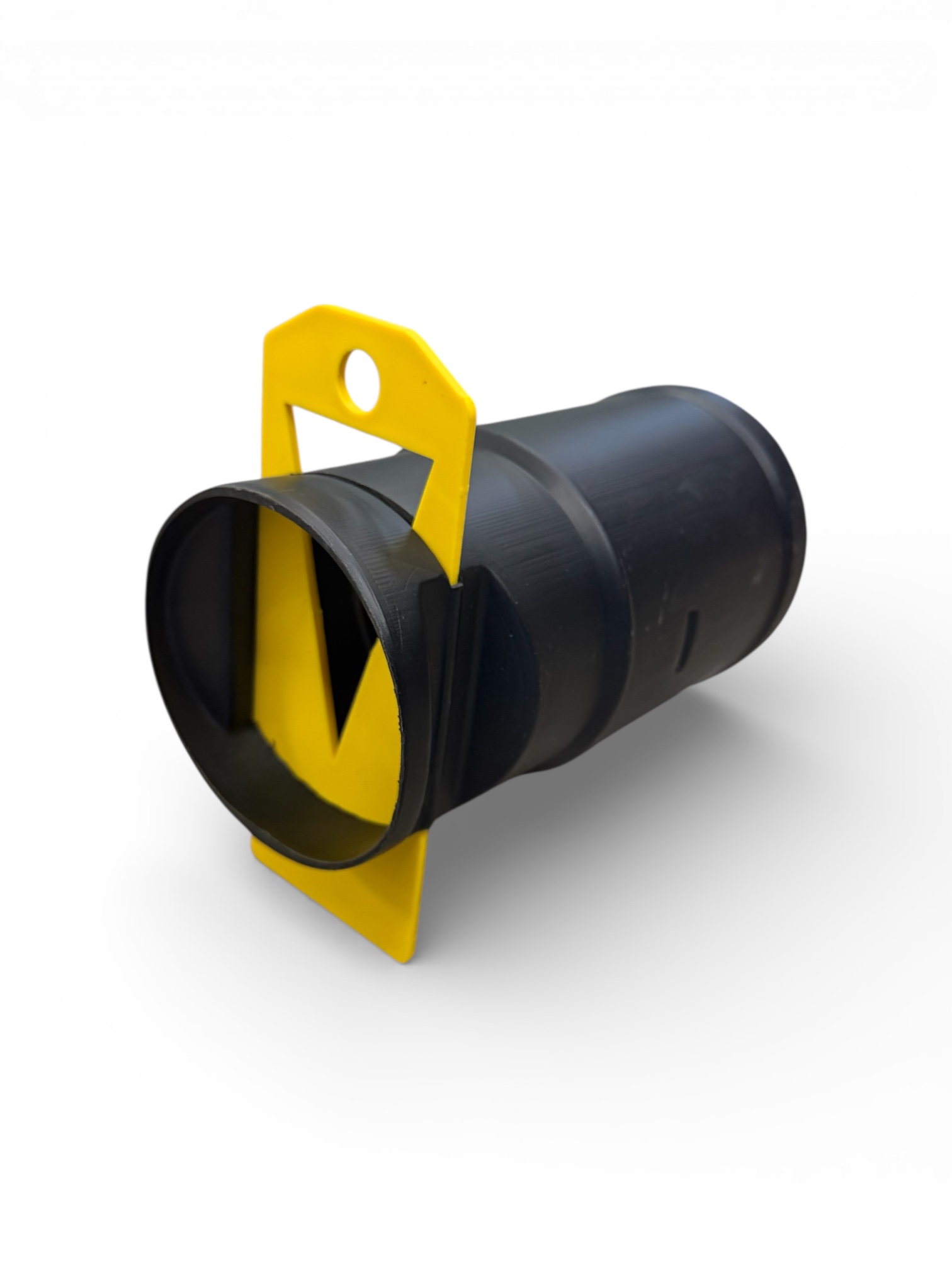 En Reglerenhet 110mm till fördelningsbrunn, svart och cylindrisk med gult handtag och gul triangelformad ände, mot en vit bakgrund.
