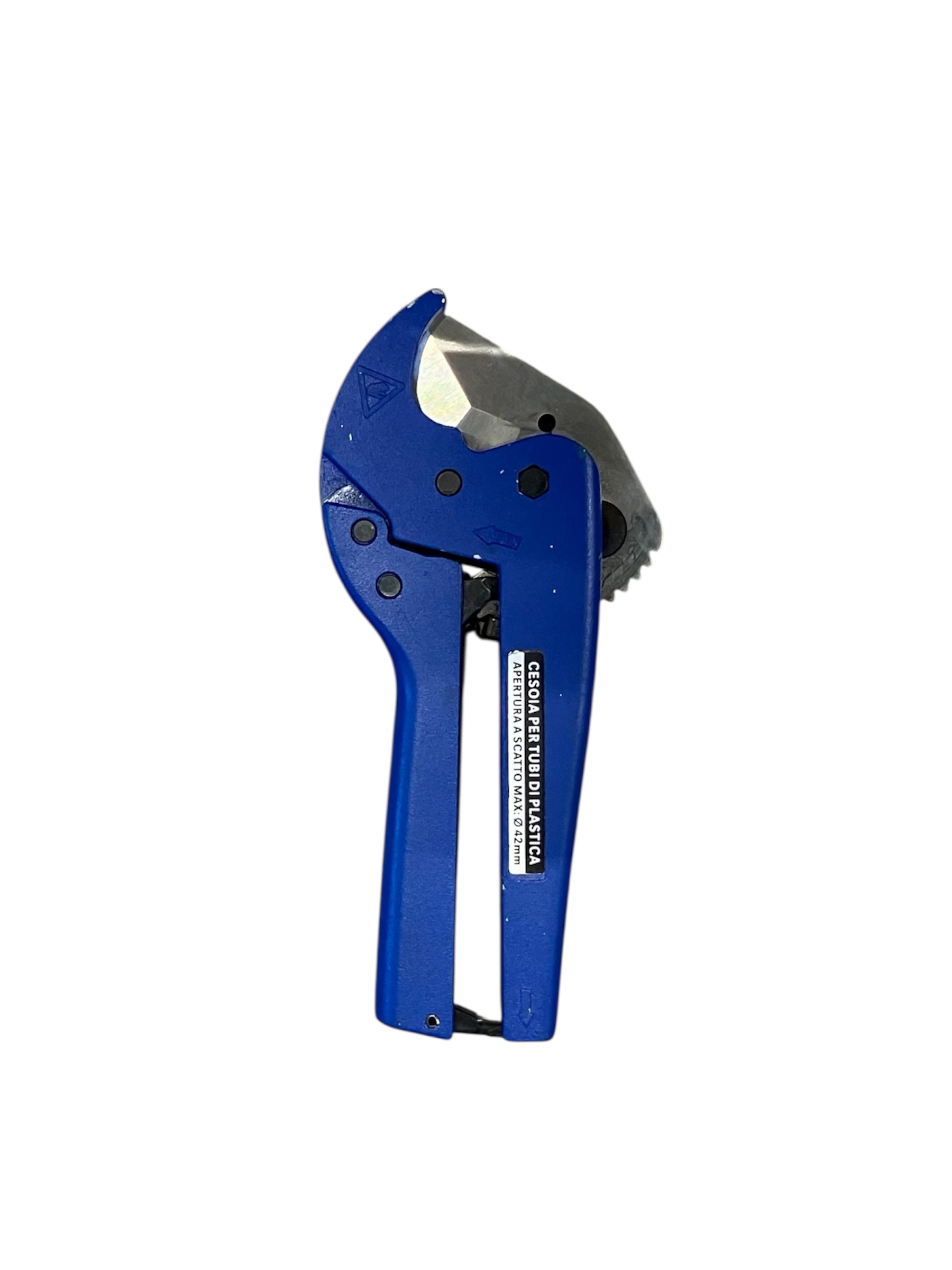 Rörsaxen, en blå plaströrsskärare med ett böjt silverblad för kapning av PVC-rör, visas mot en vit bakgrund.