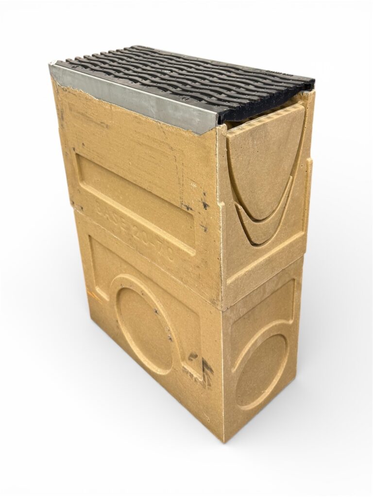 En bunt svarta plasttråg Sandfång BASE 100 mm L:0,5 m (kopia) är delvis isatta i en rektangulär kartong med geometriska mönster och utskurna handtag, mot en vit bakgrund.