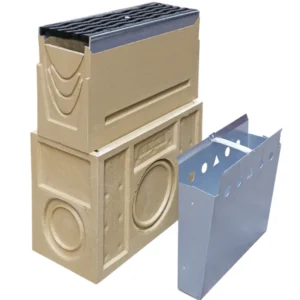 Rektangulär dagvattenränna av beige betong med svart galler, visad tillsammans med separat Sandfång BASE 300 mm 0,5 m metallkoppling med hål och handtag.