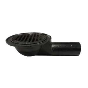 Sidovy av Spygatt gjutjärn 150x75mm sidoutlopp, en svart golvbrunn av gjutjärn med runt gallerförsett lock och horisontellt utloppsrör som sträcker sig åt höger.