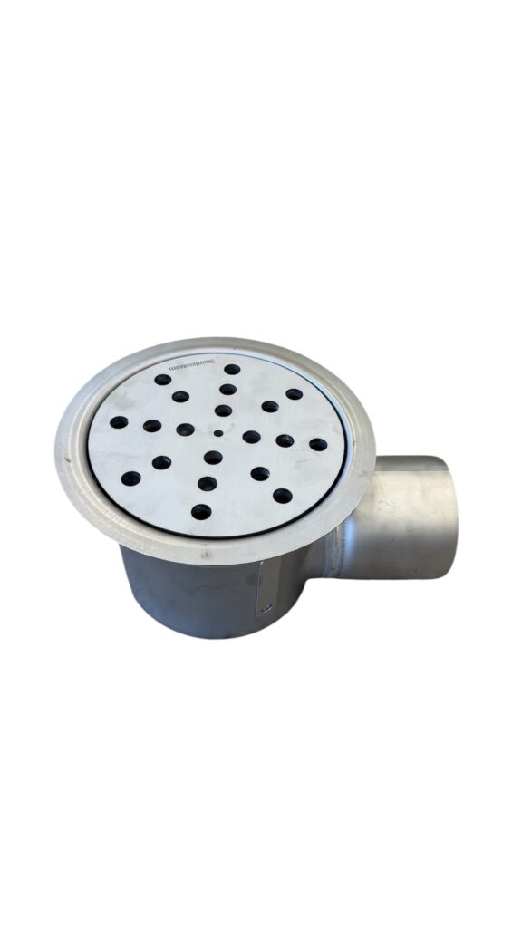 Rostfri golvbrunn sidoutlopp 110mm i rostfritt stål med ett runt, perforerat lock och ett utloppsrör på sidan, isolerad mot en vit bakgrund.