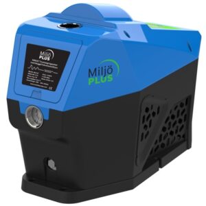 En blå och svart Tryckstegringsenhet MiljöPLUS MINIJET med ventilerade sidor, en digital display framtill till vänster, MiljöPLUS-logotyp och anslutningsöppningar för VVS.