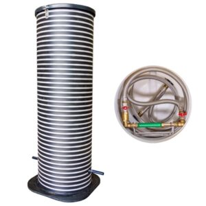 Vattenmätarbrunn VM6 QN2,5 är en stor, vertikal cylindrisk tank med svarta och vita ränder på en bas; i närheten finns upprullade slangar och mässingsbeslag som är fästa på det runda locket.