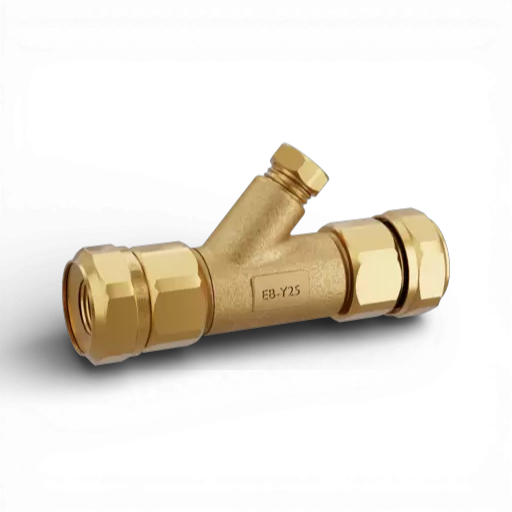 Ebeco Y-koppling 32mm är en Y-sil i mässing för VVS-installationer med kompressionsmuttrar och en snedställd filterkammare, visad på en vit bakgrund.