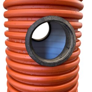 Närbild av ett orange korrugerat rör med en cirkulär öppning, som avslöjar den släta innerbeklädnaden och en annan öppning som syns genom rörets inre.