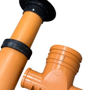 Två orangefärgade PVC-rör med svarta gummikopplingar visas mot en vit bakgrund. Det ena röret är vertikalt, medan det andra är en T-formad koppling som ligger horisontellt.