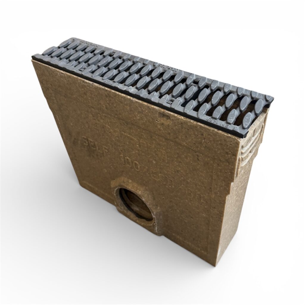 En närbild av ett brunt rektangulärt metallblock med rader av upphöjda svarta bokstäver, som liknar en vintage frimärksuppsättning, isolerad på vitt - visar precision liknande SELF-100 SMART ränna med kompositgaller B125, 0,5m (kopia).