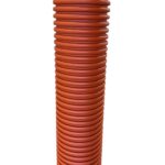 Ett stort, upprättstående, rött, räfflat cylindriskt rör med horisontella spår, som påminner om ett flexibelt rör eller en ledning, mot en vit bakgrund.