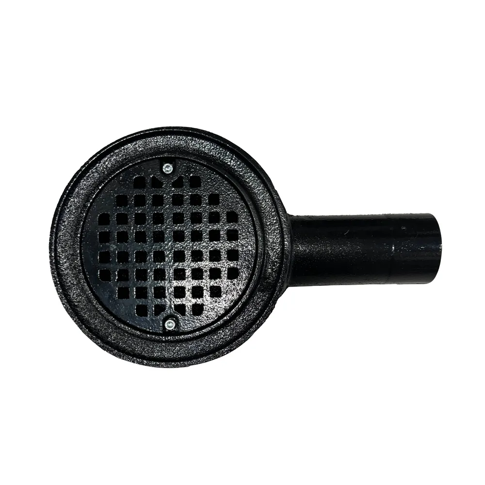 Spygatt gjutjärn 150x75mm sidoutlopp är ett svart runt gjutjärnslock med rutmönster och tre skruvar, fäst på ett kort sidoutloppsrör, här isolerat mot en vit bakgrund.