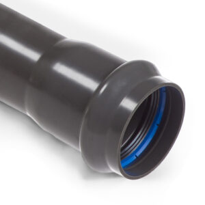 Närbild på ett Bevattningsrör PVC-U 110 x 6m PN10, ett svart plaströr med en utsvängd ände och en blå ring inuti, som vanligtvis används i VVS- eller dräneringssystem.