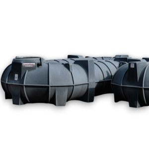 Stora, mörkgrå ÄlvestadTanken sluten tank 6500L industriella lagringstankar tillverkade av plast eller kompositmaterial, med räfflade förstärkta ytor och synliga åtkomstluckor på toppen, är placerade sida vid sida mot en vit bakgrund.