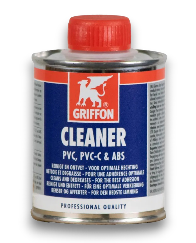 En 250 ml metallburk med Griffon Cleaner - Rengöringsvätska för PVC-U, med rött skruvlock och blå etikett, är idealisk för rengöring och avfettning av PVC-ytor som Unionkoppling PVC d50x11/2" inv.lim. Etiketten har instruktioner på flera språk.