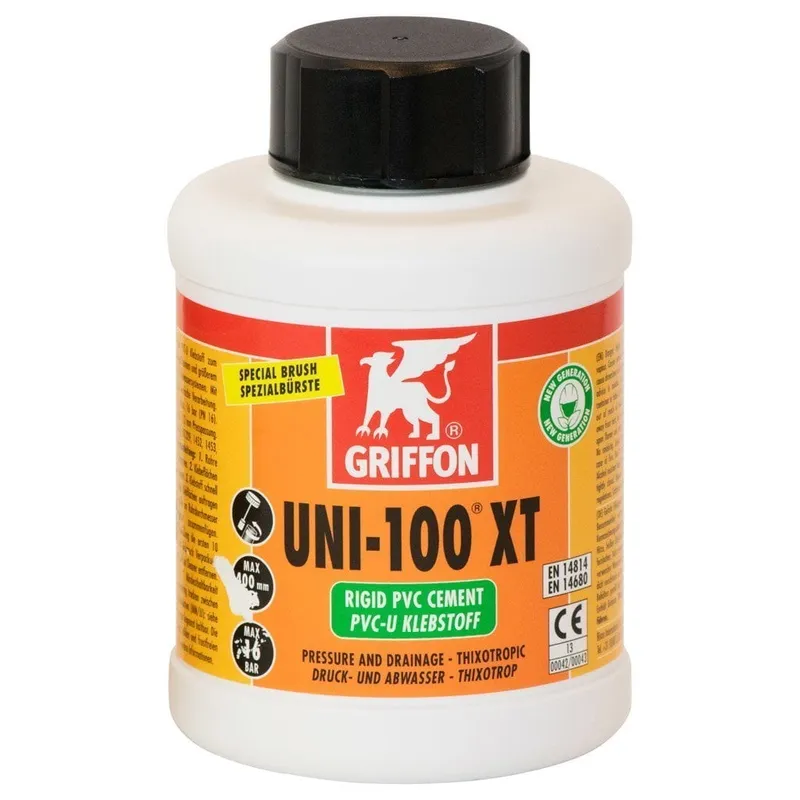 En vit plastbehållare med Griffon PVC-lim 250 ml med svart lock. Den orangegula etiketten har text och en röd Griffon-logotyp. För optimal användning, applicera Griffon Cleaner 250 innan du använder cementet.