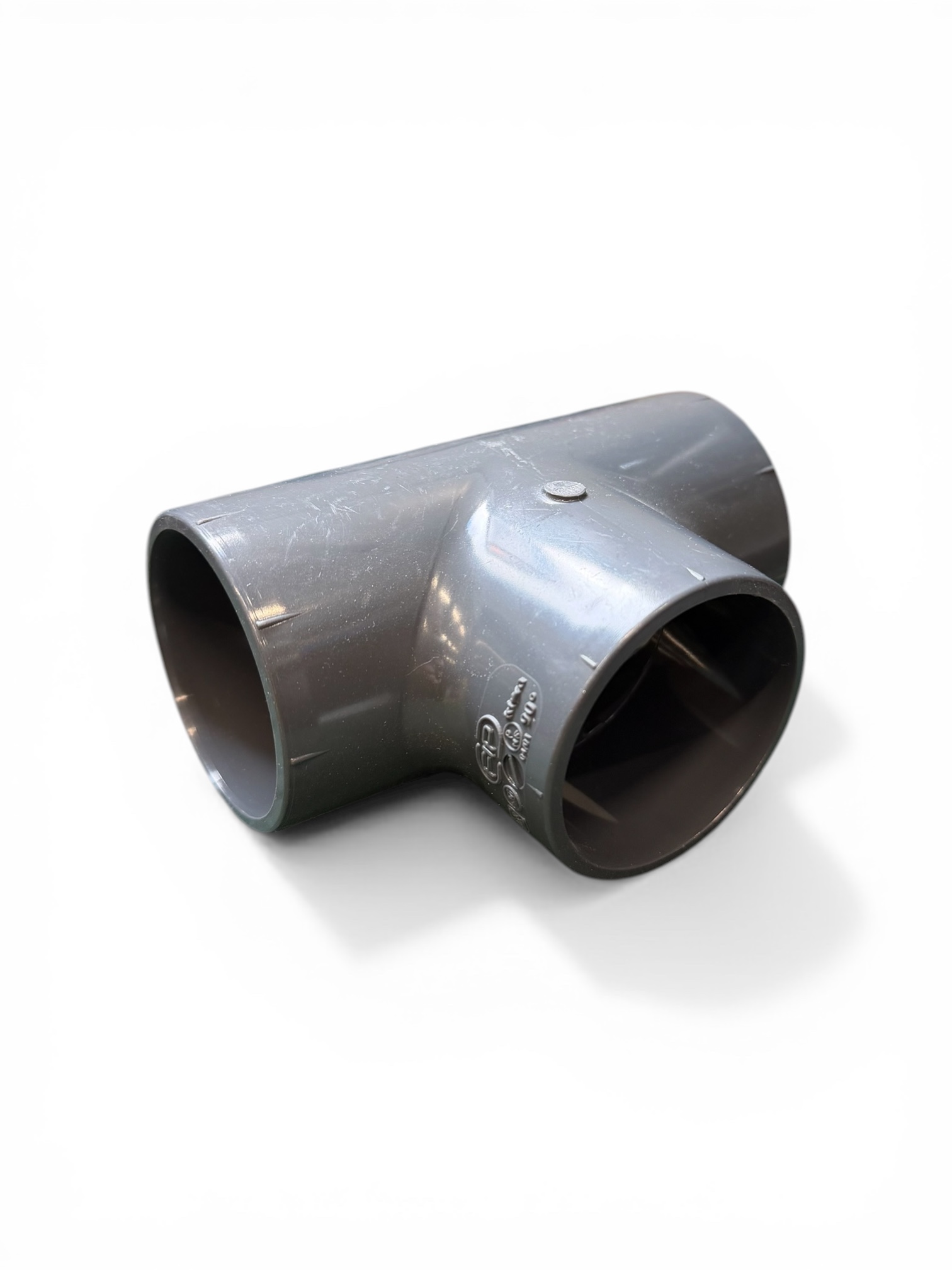 En grå PVC T-koppling d50 rörkoppling, tillverkad av plast och utformad för att ansluta tre rör i rät vinkel, visas mot en vit bakgrund.