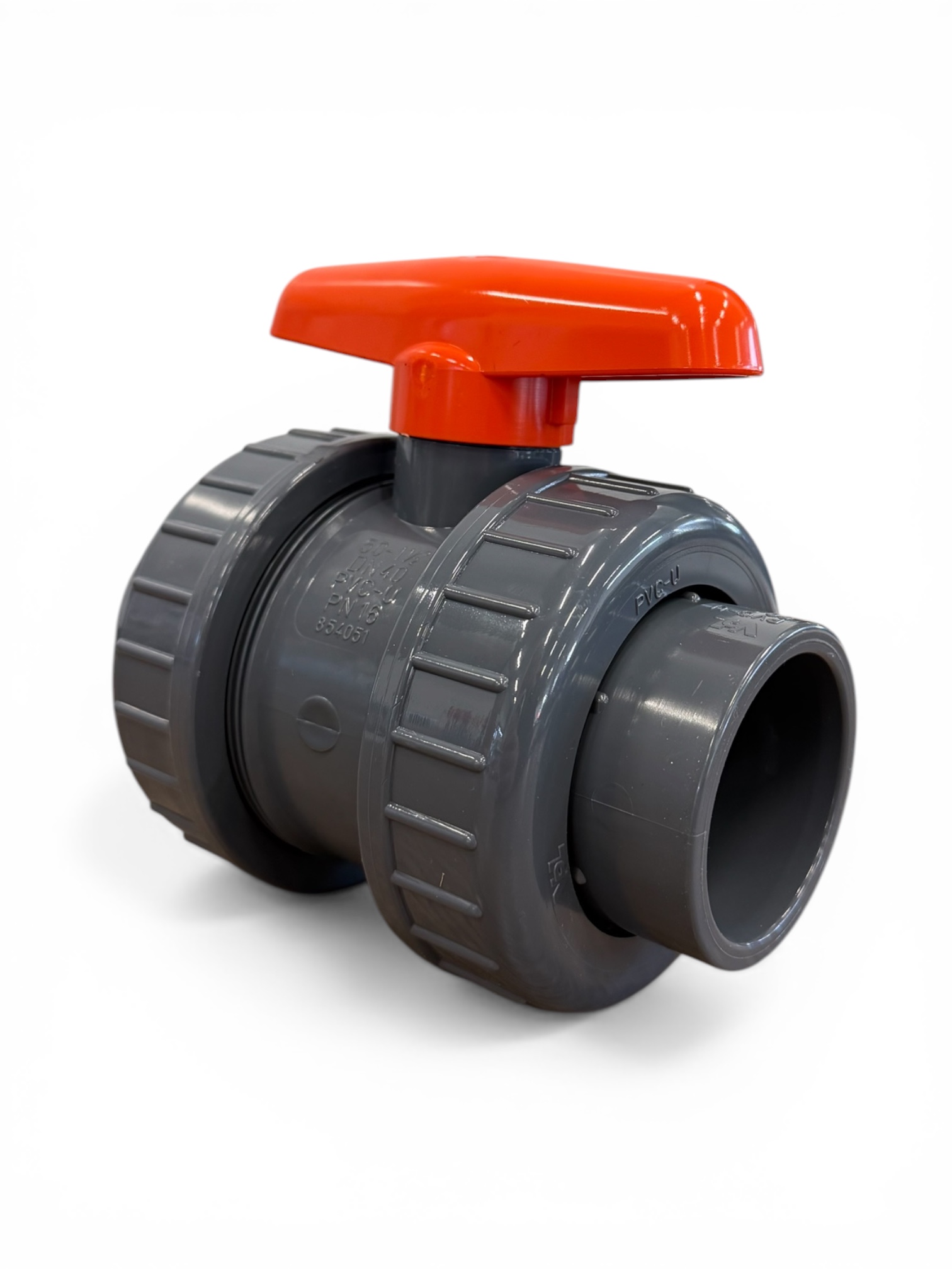 En kulventil d50 av PVC med ett stort rött handtag och grå kropp visas mot en vit bakgrund. Ventilen har gängade ändar för röranslutningar och har en hållbar, industriell design.