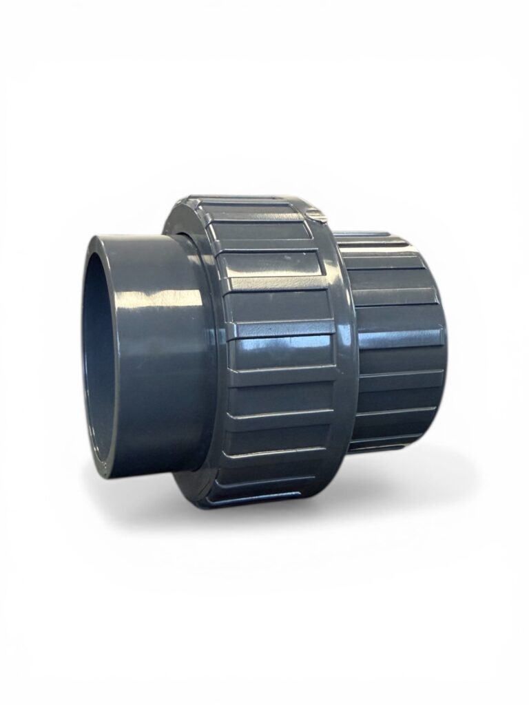 Unionkoppling PVC d50 inv.lim är en grå PVC-rörkoppling med räfflad, gängad mitt för anslutning av två rör. Visas mot en vanlig vit bakgrund.