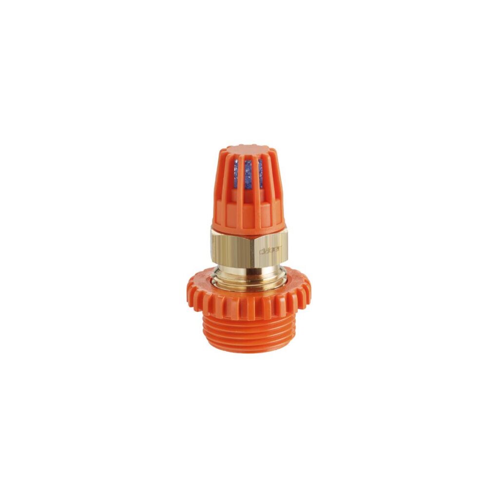 En Claber Balcony sprutmunstycke (kopia) i mässing och orange plast med räfflat lock och gängad bas, isolerad mot en vit bakgrund.