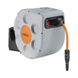 Claber slangvinda Rotoroll Evolution 20 m är en grå och orange väggmonterad upprullningsbar slangvinda med en kort orange slang som sträcker sig från höljet.