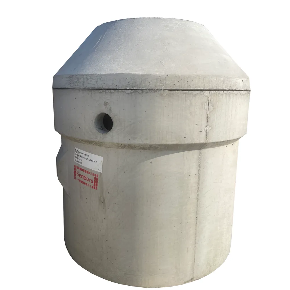 Slamavskiljare betong Alfa Classic 2m3 är en stor, cylindrisk betongkonstruktion med snedställd topp och två små cirkulära öppningar, med en rödmärkt sida. Produkten visas isolerad mot en vit bakgrund.
