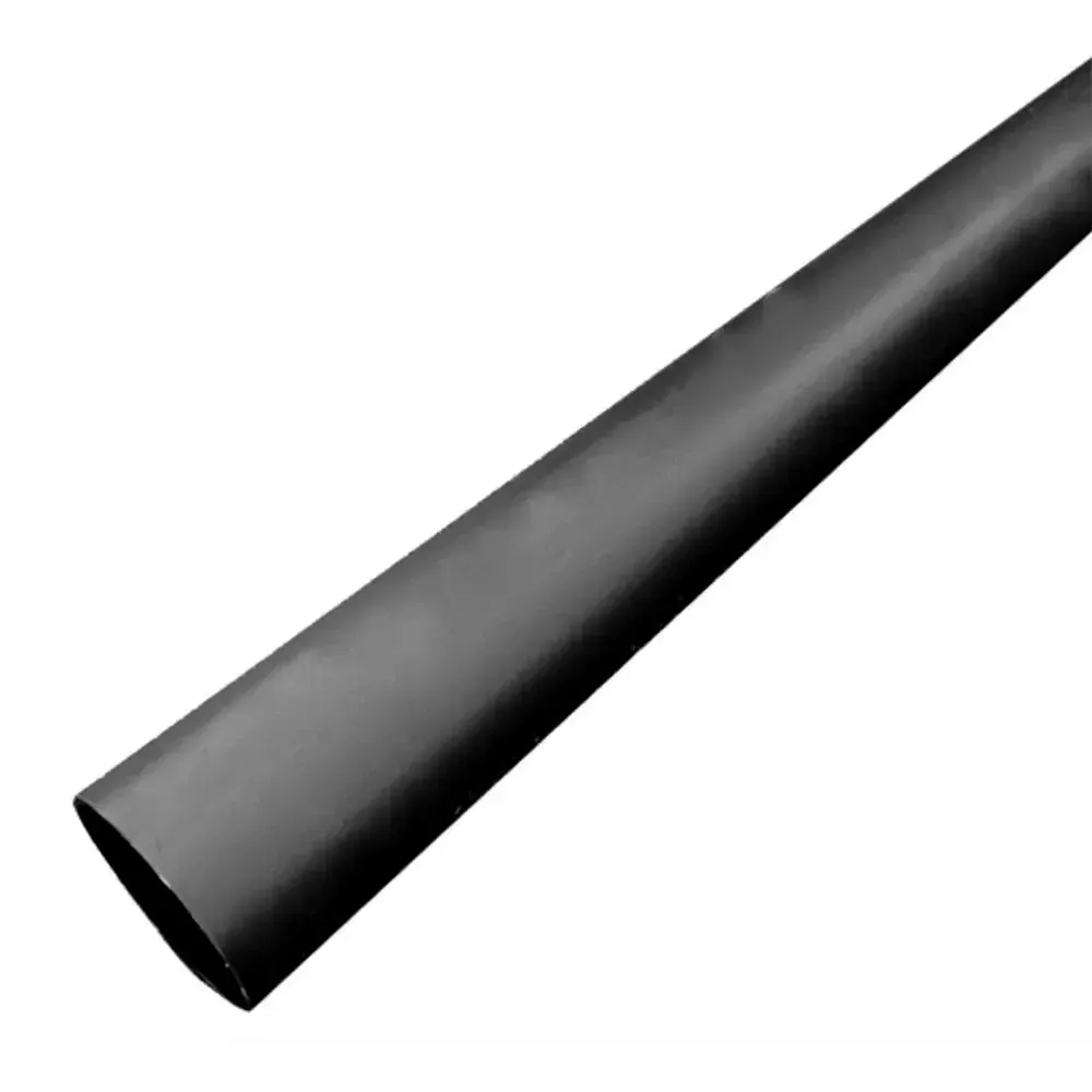 Ett svart PP rör 110mm, 3 meter långt, visas mot en vit bakgrund. Det cylindriska röret ser ut att vara något vinklat, med ena änden närmare och den andra mer öppen mot betraktaren.
