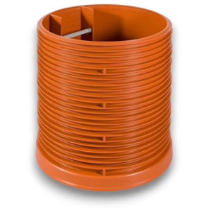 Mellandel 1000 H250 med stege - Diamir nedstigningsbrunn är en stor, orange, räfflad cylindrisk plastbehållare med invändig skiljevägg och öppen topp, avsedd för industriellt bruk och kompatibel med en Gummiring 1000 mm-fattning.