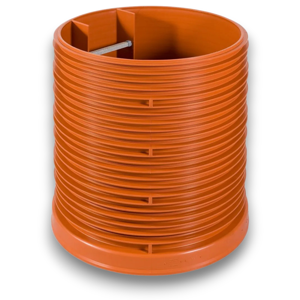 Mellandel 1000 H250 med stege - Diamir nedstigningsbrunn är en stor, orange, räfflad cylindrisk plastbehållare med invändig skiljevägg och öppen topp, avsedd för industriellt bruk och kompatibel med en Gummiring 1000 mm-fattning.