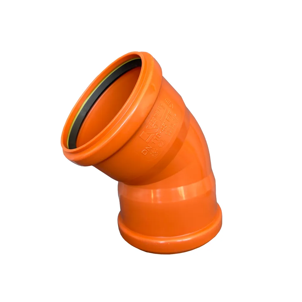 PP markböj 110x45 med två muffar (kopia) är en orange plaströrskoppling med 45° böj, svart gummipackning i ena änden, präglad text och räfflade ändar - perfekt för anslutning av dränerings- eller avloppsrör.