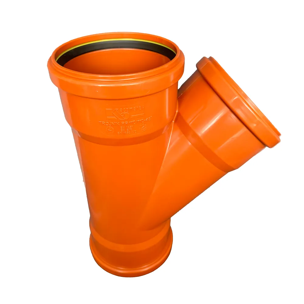 PP markgrenrör 110/110x45 med tre muffar är ett Y-kopplingsrör i orange plast med tre gummitätade öppningar, lämpligt för VVS- eller dräneringssystem.