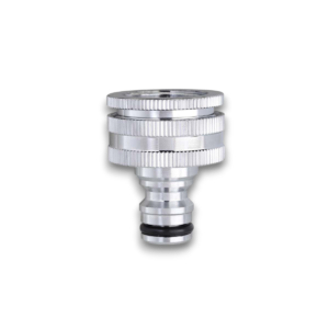 Närbild på en Claber Krankoppling i metall 1" med 3/4" adapter med räfflade kanter och silverglänsande yta, med en O-ring i botten för säker passform. Bakgrunden är enfärgad vit.