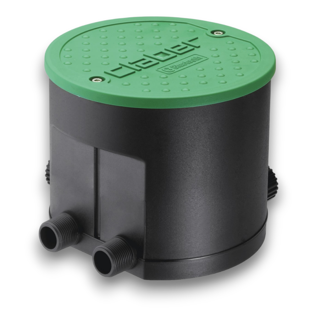 Claber HYDRO-4 BT ventilbox med vattendator är en svart cylindrisk ventilbox för bevattning med en platt grön rund topp märkt Claber och två gängade röranslutningar på sidan.