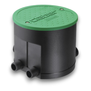 Claber HYDRO-4 BT ventilbox med vattendator är en svart cylindrisk ventilbox för bevattning med en platt grön rund topp märkt Claber och två gängade röranslutningar på sidan.