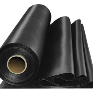 En stor rulle EPDM-membran, 6 x 30 m, tjocklek: 1,14 mm, är delvis utrullad och visar släta svarta gummilager som är lindade runt en brun kartongkärna, mot en vit bakgrund.