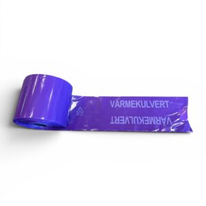 En rulle Markband lila Värmekulvert 155 mm × 250 m, med ordet ”VÄRMEKULVERT” tryckt upprepade gånger i vitt – en gång rättvänd och en gång upp och ned – på vit bakgrund, i samma stil som ett grönt märkband optokabel 125 mm.