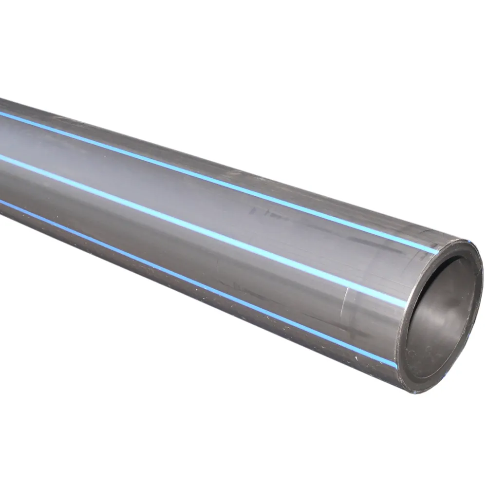 PE-rör 25 mm x 6 meter – ett svart plaströr med tunna blå ränder längs hela längden – framstår som glansigt och slätt mot en vit bakgrund, med den öppna änden vänd mot betraktaren.