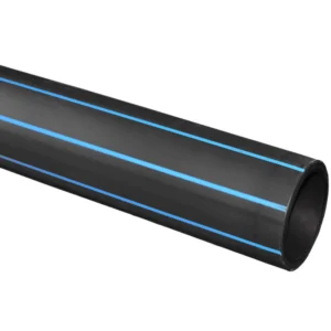 Ett svart PE-rör av plast, 50 mm x 6 meter, med två smala blå ränder längs hela längden, avbildat mot en vit bakgrund.