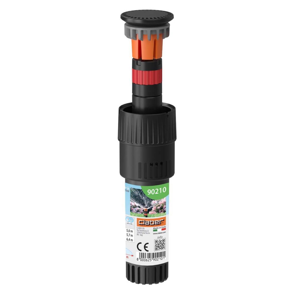 Ett svart och orange Claber Colibri mikrosprinklerhuvud för trädgården (360°) med justerbara inställningar, försedd med en etikett med streckkod, produktinformation och en liten bild på en trädgård.