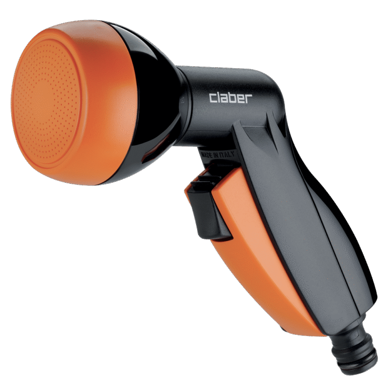 Claber Elegant duschpistol är ett orange och svart handhållet sprutmunstycke för trädgårdsslang med ett runt huvud, ett ergonomiskt grepp, en avtryckare på undersidan och Claber-logotypen på sidan.