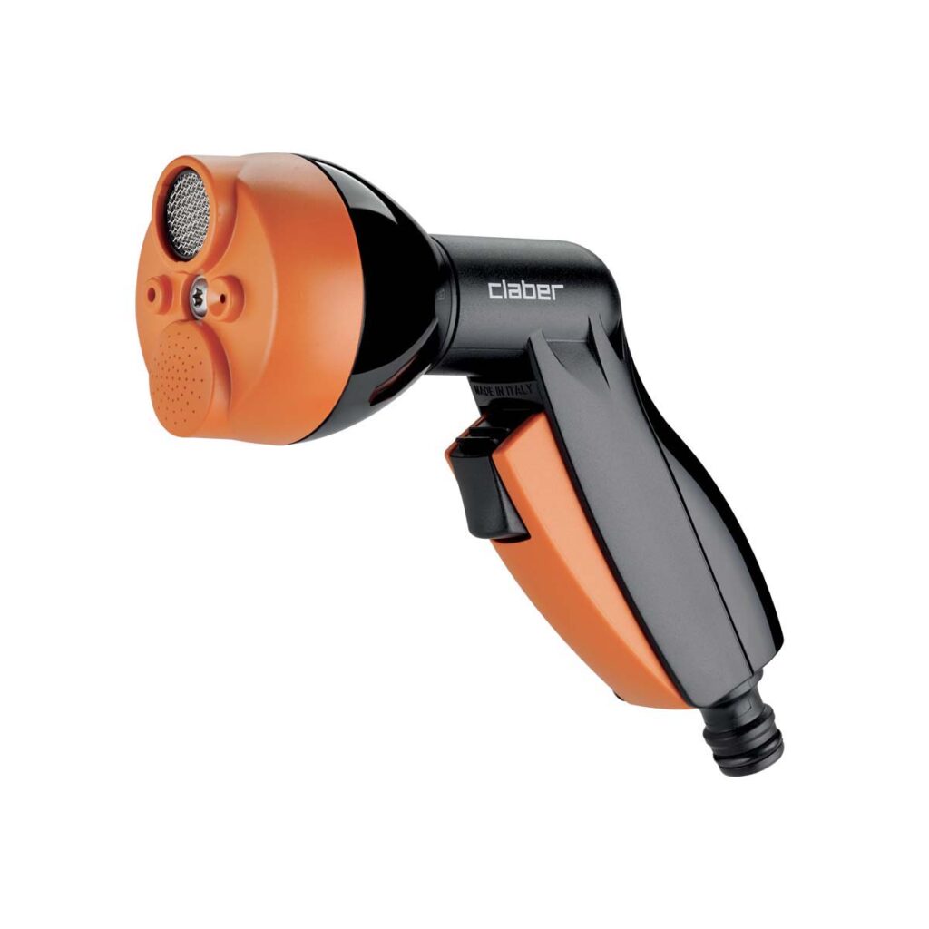 Claber Elegant multisprinkler i orange och svart, med ett handhållet avtryckarhandtag och justerbara sprutinställningar, avbildad mot en vit bakgrund.