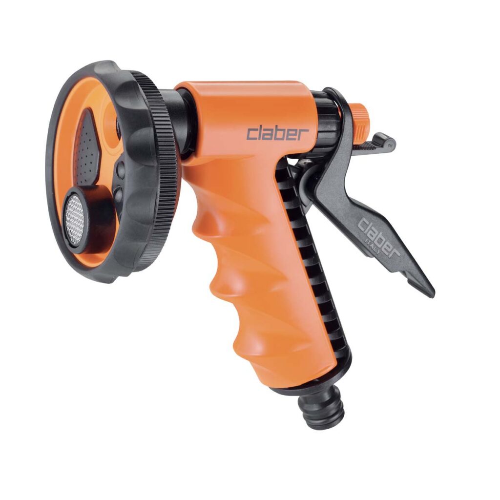 En handhållen Claber Ergo-Garden-sprutpistol i orange och svart, med ett ergonomiskt handtag och en vridreglage för flera olika sprutinställningar.