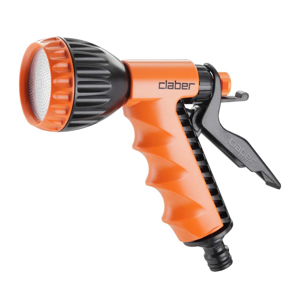 Claber Ergo-sprinklerpistol – ett orange och svart handhållet sprutmunstycke för trädgårdsslang med avtryckare och justerbart spruthuvud.