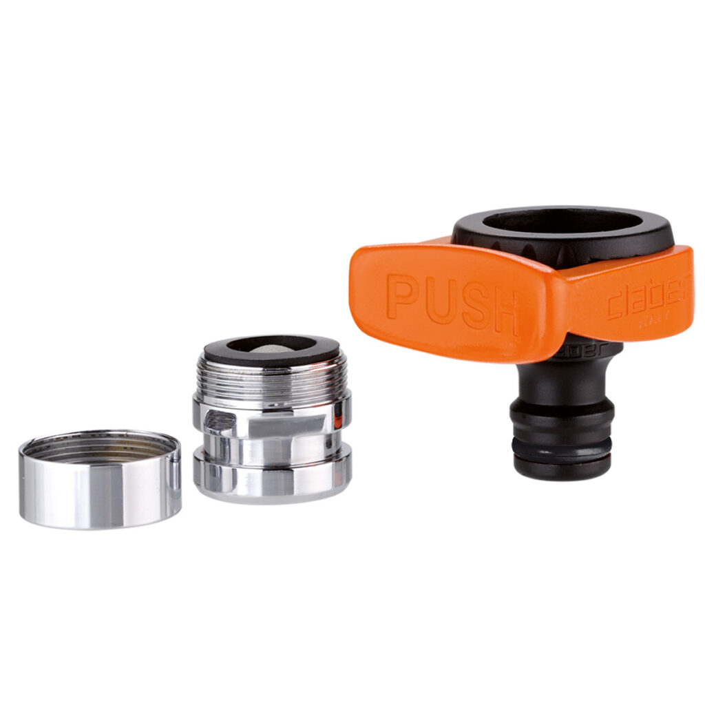 Tre Claber 3/4″ Quick-fit-kranadaptrar i silver och svart, varav en med ett orange PUSH-handtag, avbildade sida vid sida mot en vit bakgrund.