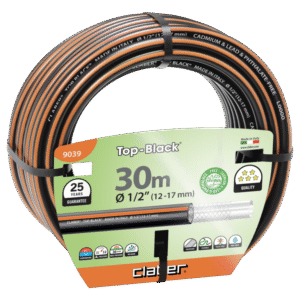 En upprullad 30 meter lång Claber Top-Black 1/2″ trädgårdsslang, försedd med en grön och vit etikett med produktinformation, mått (1/2″) och 25 års garanti; slangen är svart med orange ränder.