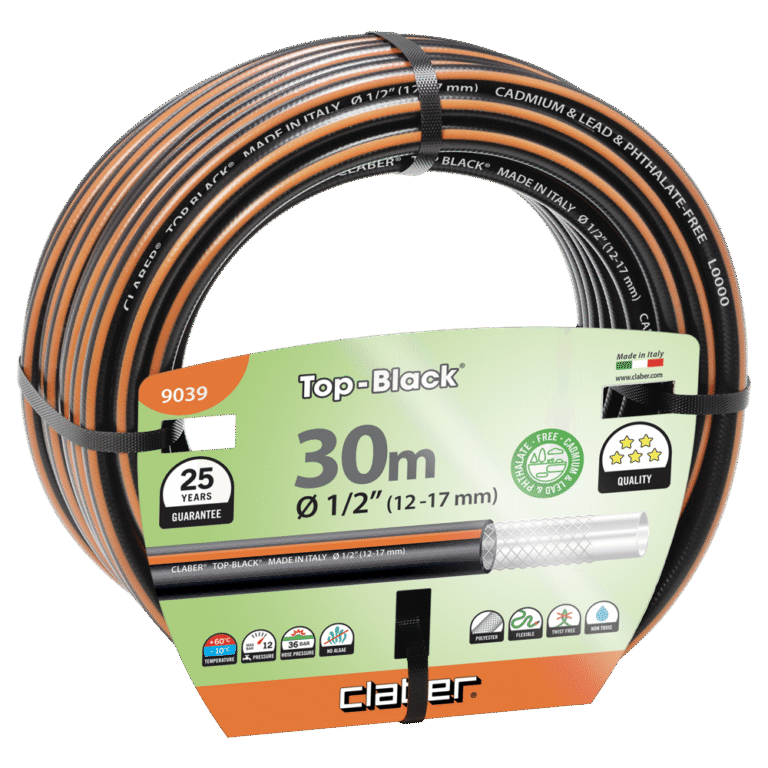 En upprullad 30 meter lång Claber Top-Black 1/2″ trädgårdsslang, försedd med en grön och vit etikett med produktinformation, mått (1/2″) och 25 års garanti; slangen är svart med orange ränder.