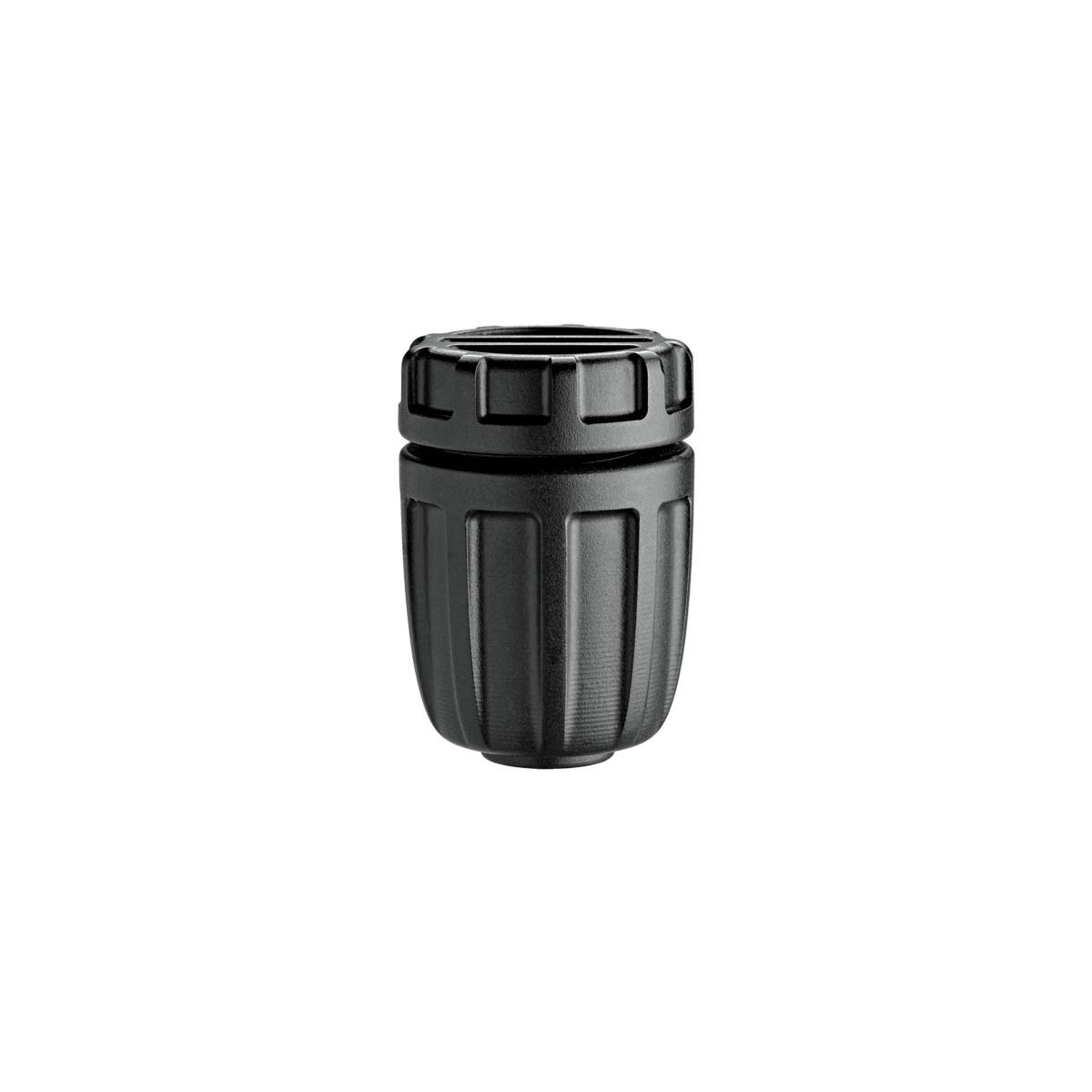 Ett Claber-ändstopp 1/2″ för matningsledning – ett svart, cylindriskt plastlock med vertikala räfflor och ett strukturerat grepp – är placerat mitt på en vit bakgrund.