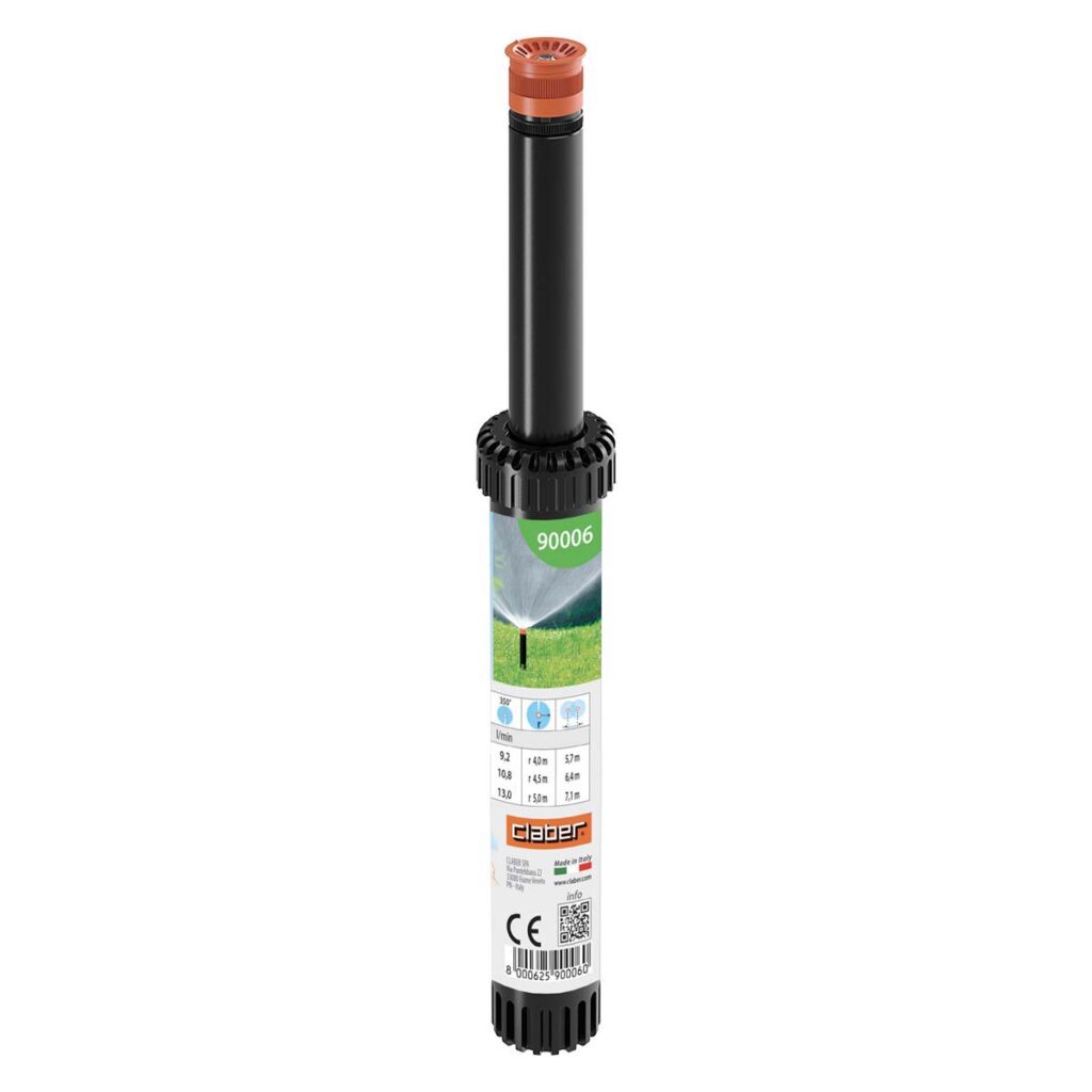 Claber justerbar pop-up-sprinkler 0–350° – 4″, med artikelnummer 90006, har en svart kropp med ett rött munstycke. Etiketten visar en bild av vatten som sprutas på gräs, produktspecifikationer, varumärket Claber, CE-märket och en QR-kod. Sprinklern står upprätt mot en vit bakgrund.