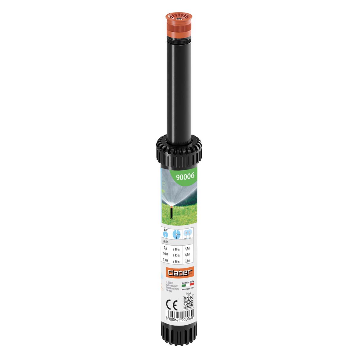 Claber justerbar pop-up-sprinkler 0–350° – 4″, med artikelnummer 90006, har en svart kropp med ett rött munstycke. Etiketten visar en bild av vatten som sprutas på gräs, produktspecifikationer, varumärket Claber, CE-märket och en QR-kod. Sprinklern står upprätt mot en vit bakgrund.