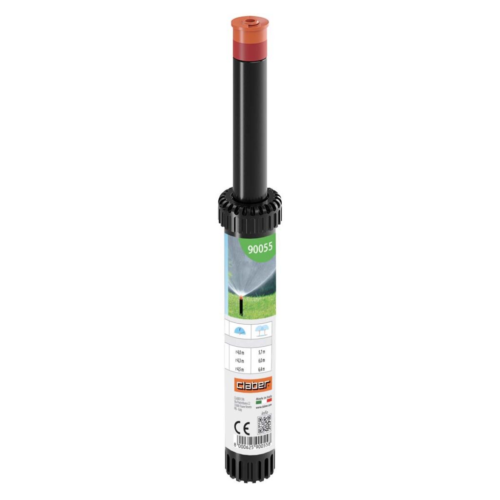 En Claber-pop-up-sprinkler 180° – 4″ i svart och orange, med en etikett som visar tekniska data och en liten bild av sprinklern som vattnar gräsmattan.