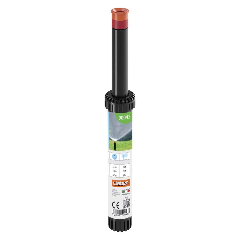 Svart och röd Claber-sprinkler med 360°-spridning – 4″, med en produktetikett som visar en bild av en gräsmatta, tekniska symboler, specifikationer, streckkod och varumärket Claber. Sprinklerhuvudet är utfällt och produktkoden 90043 syns.