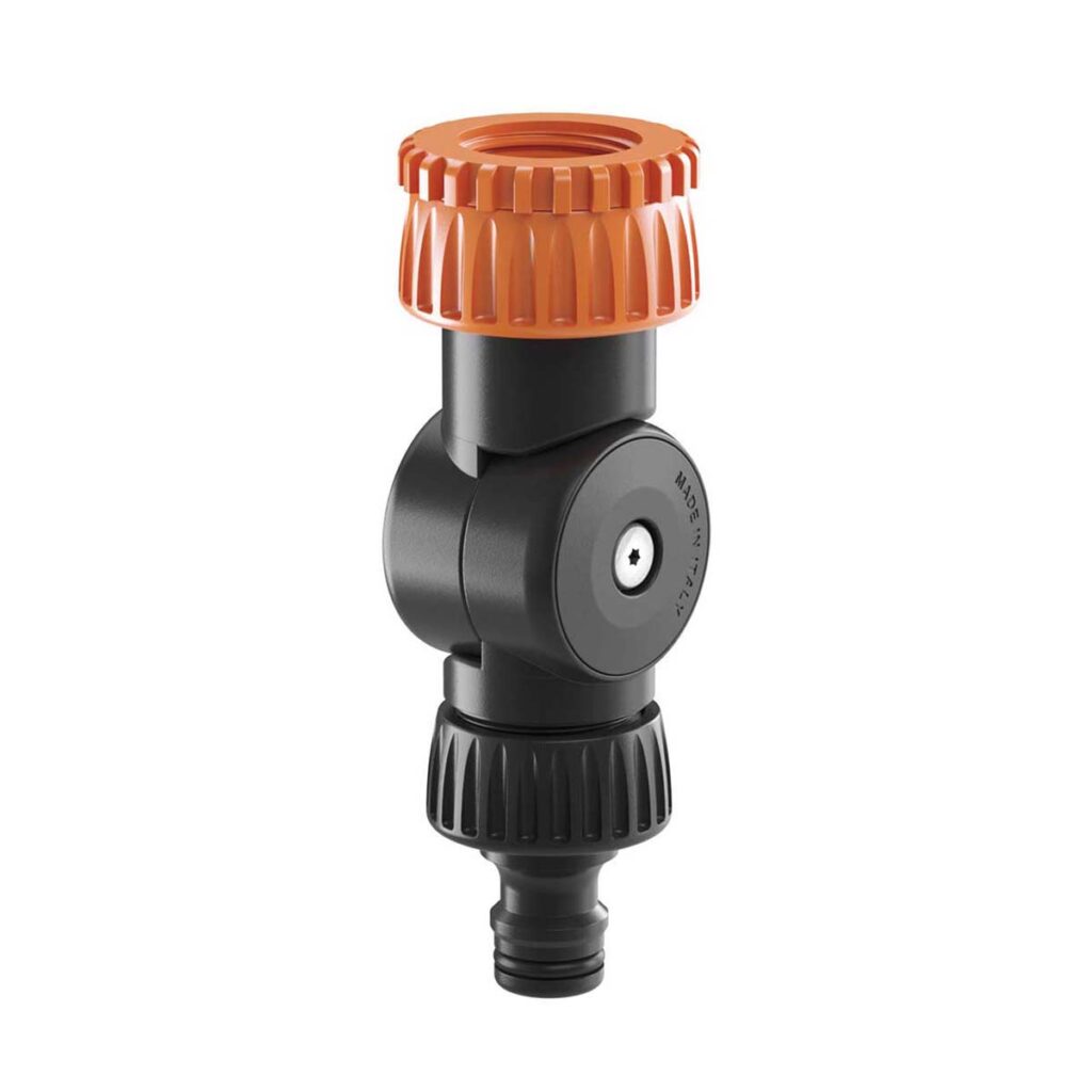 Claber vinklad slangkoppling 1″ – 3/4″ i svart och orange plast har en gängad övre del, en rund mittdel och en räfflad nedre del. Avsedd för anslutning av slangar och reglering av vattenflödet i bevattningssystem.